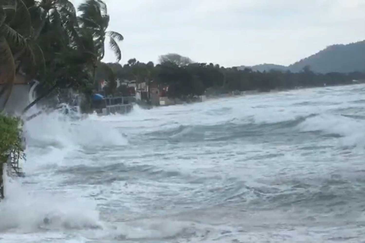 Wind-driven waves rush ashore in Koh Samui, where swimmers and boaters are being warned to stay out of the water. (Photo by Supapong Chaolan) Wind-driven waves rush ashore in Koh Samui, where swimmers and boaters are being warned to stay out of the water. (Photo by Supapong Chaolan)