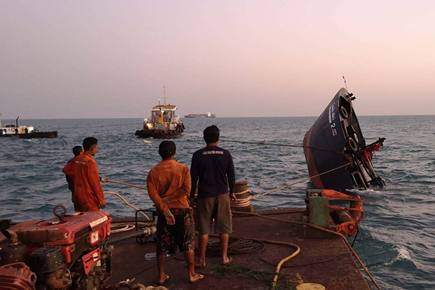 Sunken oil tanker salvaged