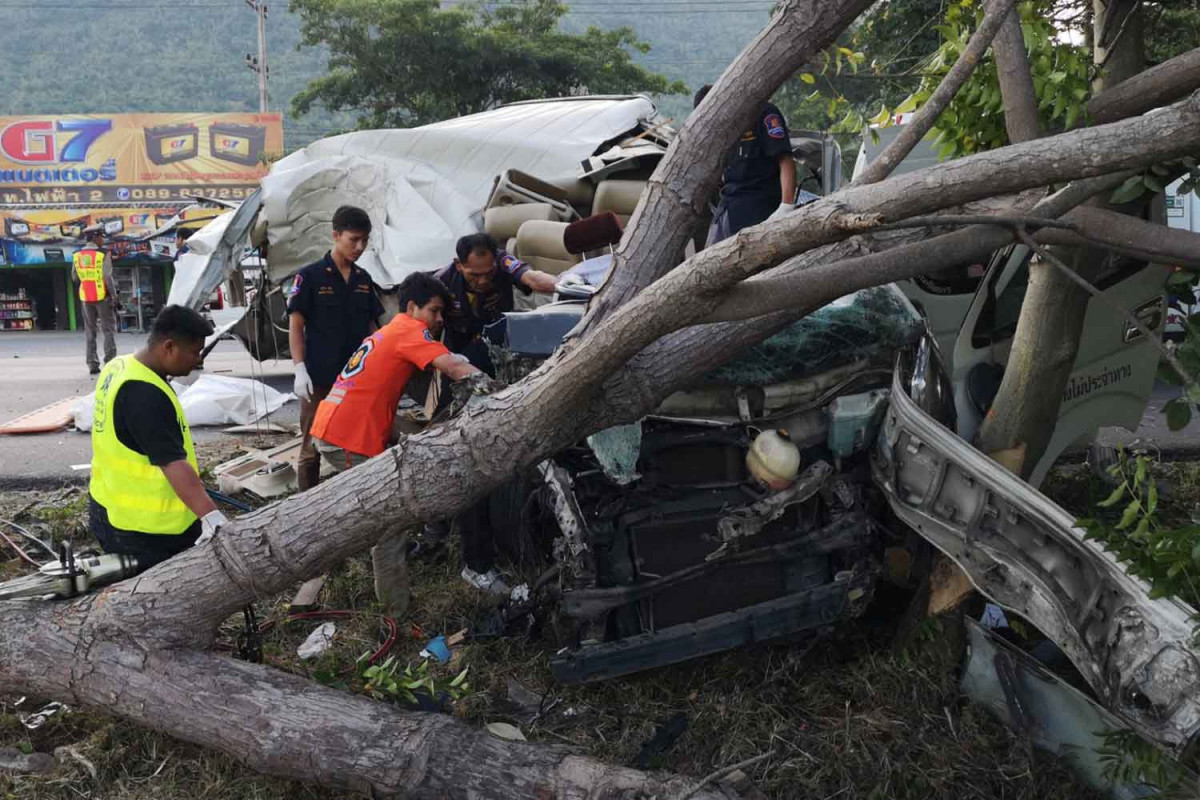 Bangkok Post - Family tragedy, chartered van hits tree