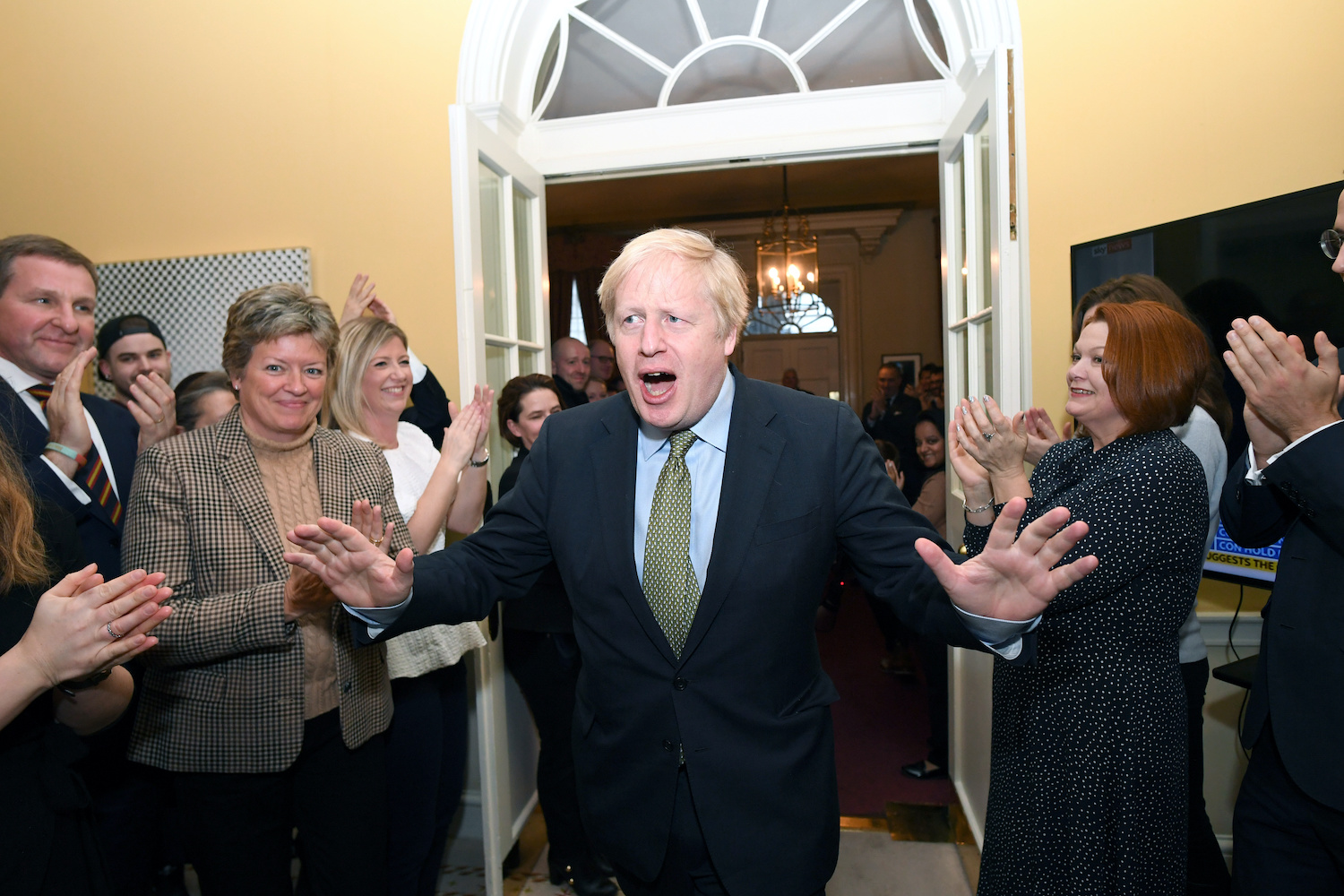 Staff applaud Prime Minister Boris Johnson as he arrives back at Downing Street after meeting Queen Elizabeth and accepting her invitation to form a new government after his Conservative Party won the biggest majority since Margaret Thatcher in 1987. (Reuters Photo) Staff applaud Prime Minister Boris Johnson as he arrives back at Downing Street after meeting Queen Elizabeth and accepting her invitation to form a new government after his Conservative Party won the biggest majority since Margaret Thatcher in 1987. (Reuters Photo)