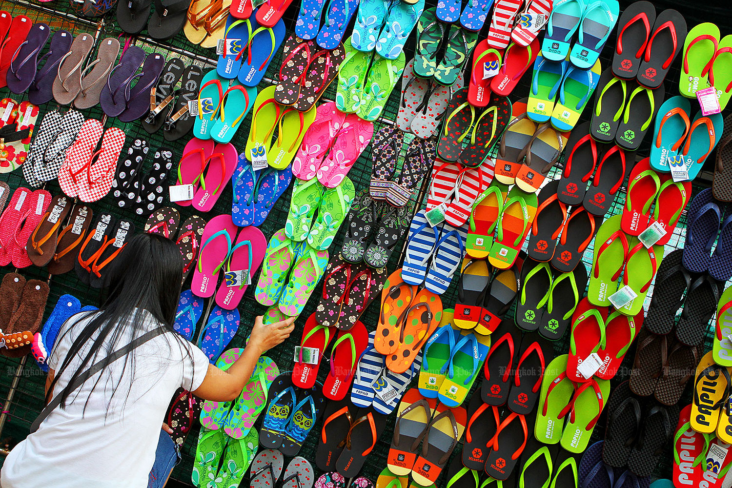 Does Singapore love hawkers more than us?