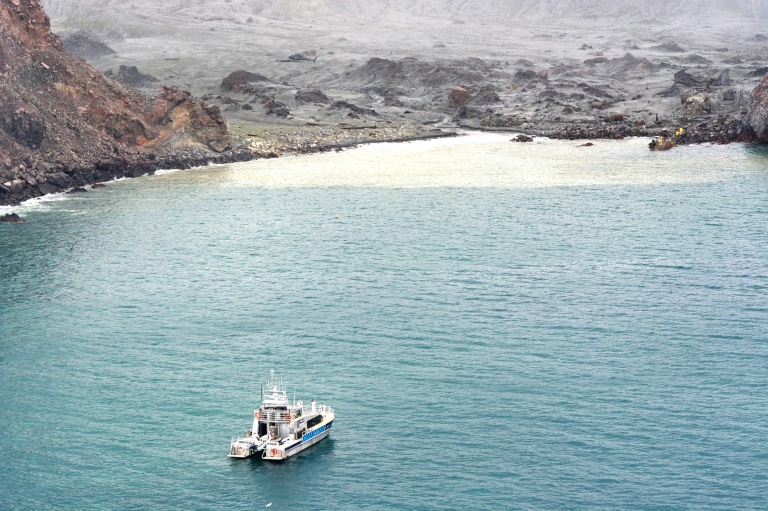 Divers searching the contaminated waters around New Zealand's volcanic White Island on Saturday failed to locate one body seen floating in the area several days ago. Divers searching the contaminated waters around New Zealand's volcanic White Island on Saturday failed to locate one body seen floating in the area several days ago.
