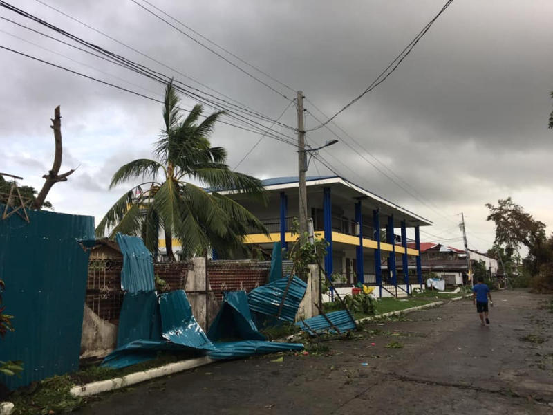 Typhoon ruins Christmas for travellers, evacuees in Philippines