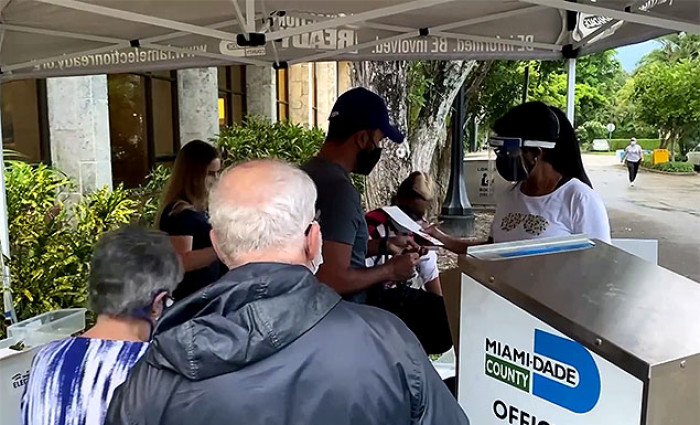 Early voters line up in battleground Florida