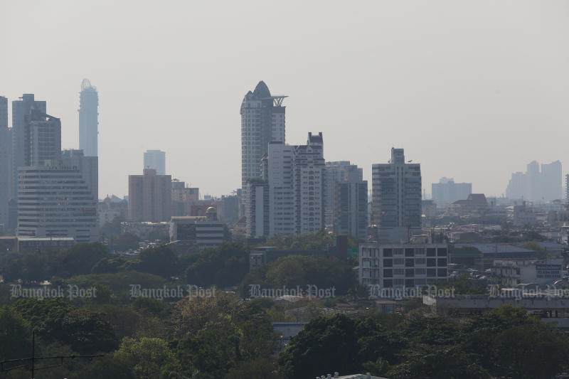Fine dust particles could come back to haunt residents in Greater Bangkok this coming week. (Photo by Varuth Hirunyatheb) Fine dust particles could come back to haunt residents in Greater Bangkok this coming week. (Photo by Varuth Hirunyatheb)