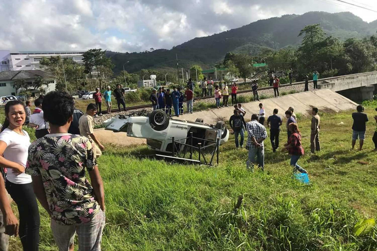 Bangkok Post - Train hits lowered pickup stuck on tracks at crossing