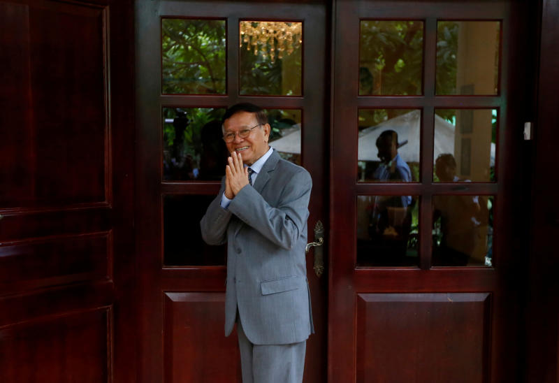 Cambodian opposition leader Kem Sokha greets media at his home in Phnom Penh on Nov 13, 2019. (Reuters photo) Cambodian opposition leader Kem Sokha greets media at his home in Phnom Penh on Nov 13, 2019. (Reuters photo)