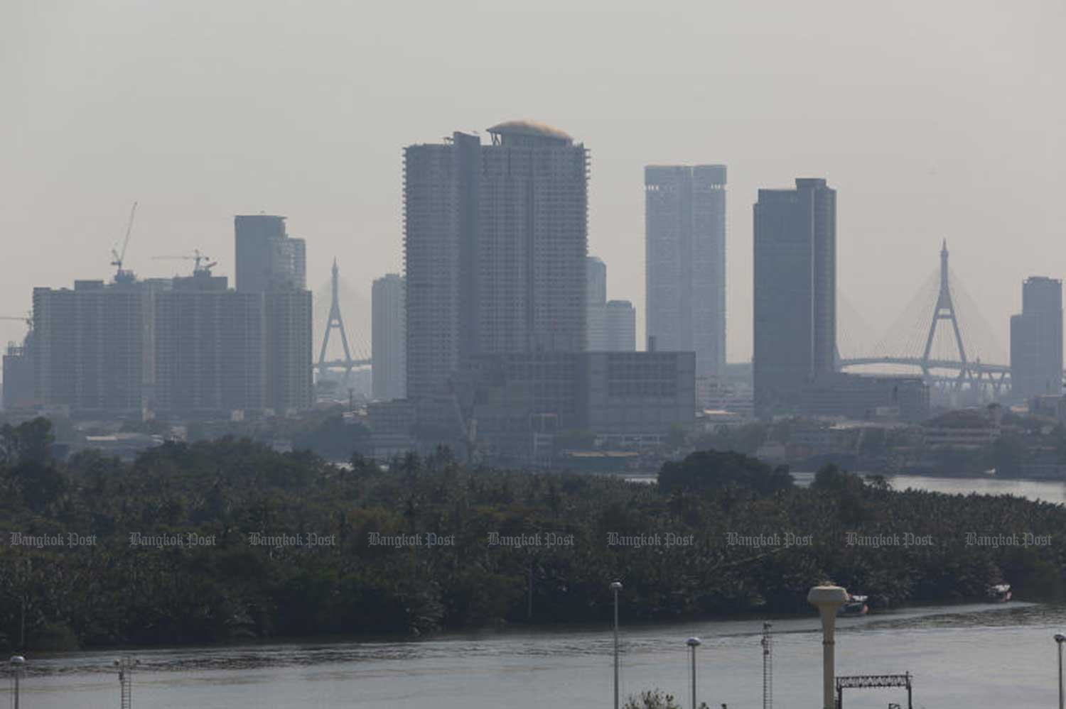 The levels of fine PM2.5 dust particles exceed safety standards at 37 air-quality monitoring stations in Bangkok and surrounding provinces on Saturday morning. (Bangkok Post file photo) The levels of fine PM2.5 dust particles exceed safety standards at 37 air-quality monitoring stations in Bangkok and surrounding provinces on Saturday morning. (Bangkok Post file photo)
