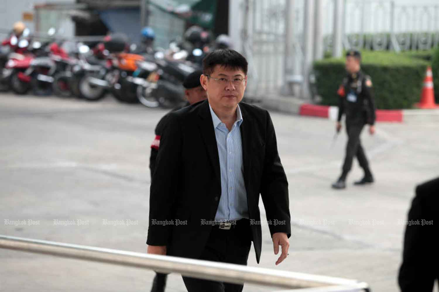 Former TV news anchor Sorrayuth Suthassanachinda arrives at the Central Criminal Court for Corruption and Misconduct Cases in Bangkok on Tuesday morning to hear the Supreme Court's decision on his appeal. (Photo by Chanat Katanyu)