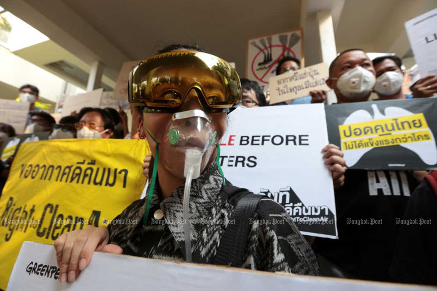 Greenpeace Thailand, BIOTHAI, Climate Strike Thailand and the Foundation for Consumers urge the government to tackle PM2.5 pollution. They staged a walk from Wat Benjamaborpit to the government's complaints centre near Government House in Bangkok on Thursday to publicise their cause. (Photo by Chanat Katanyu)