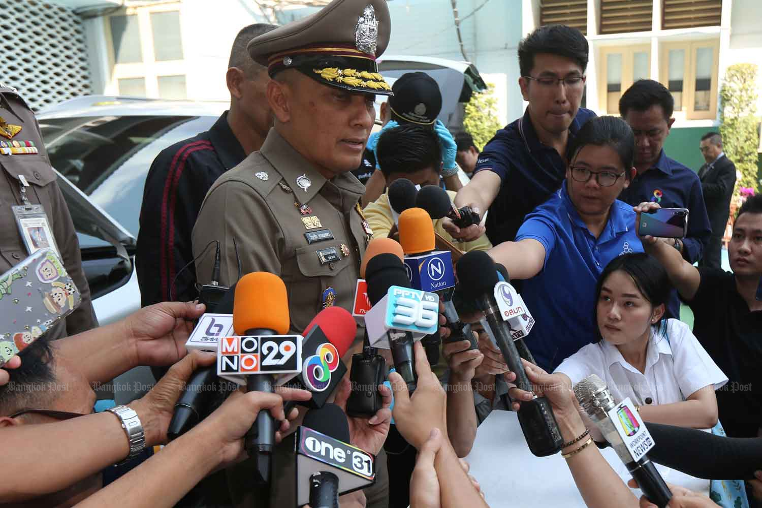 Deputy national police chief Pol Gen Wirachai Songmetta answers reporters' questions about the shots fired at Pol Lt Gen Surachate Hakparn's car, at the Royal Thai Police Office in Bangkok on Jan 9, defying national police chief Pol Gen Chakthip Chaijinda's order that he stay out of the case. (Photo by Varuth Hirunyatheb) Deputy national police chief Pol Gen Wirachai Songmetta answers reporters' questions about the shots fired at Pol Lt Gen Surachate Hakparn's car, at the Royal Thai Police Office in Bangkok on Jan 9, defying national police chief Pol Gen Chakthip Chaijinda's order that he stay out of the case. (Photo by Varuth Hirunyatheb)