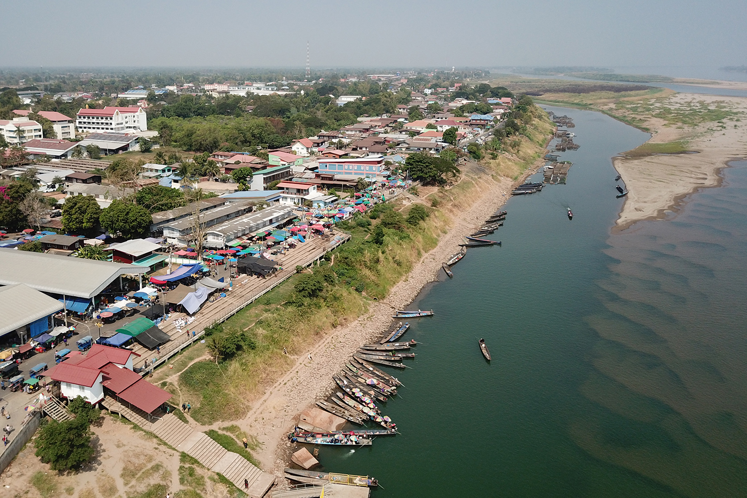 Water in the Mekong River has fallen to the lowest level in a decade in That Phanom district of Nakhon Phanom. (Photo by Pattanapong Sripiachai) Water in the Mekong River has fallen to the lowest level in a decade in That Phanom district of Nakhon Phanom. (Photo by Pattanapong Sripiachai)