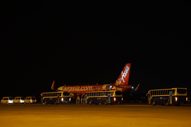 A Thai AirAsia flight from Wuhan lands at U-tapao airport in Ban Chang district of Rayong on Tuesday. (Royal Thai Navy photo)