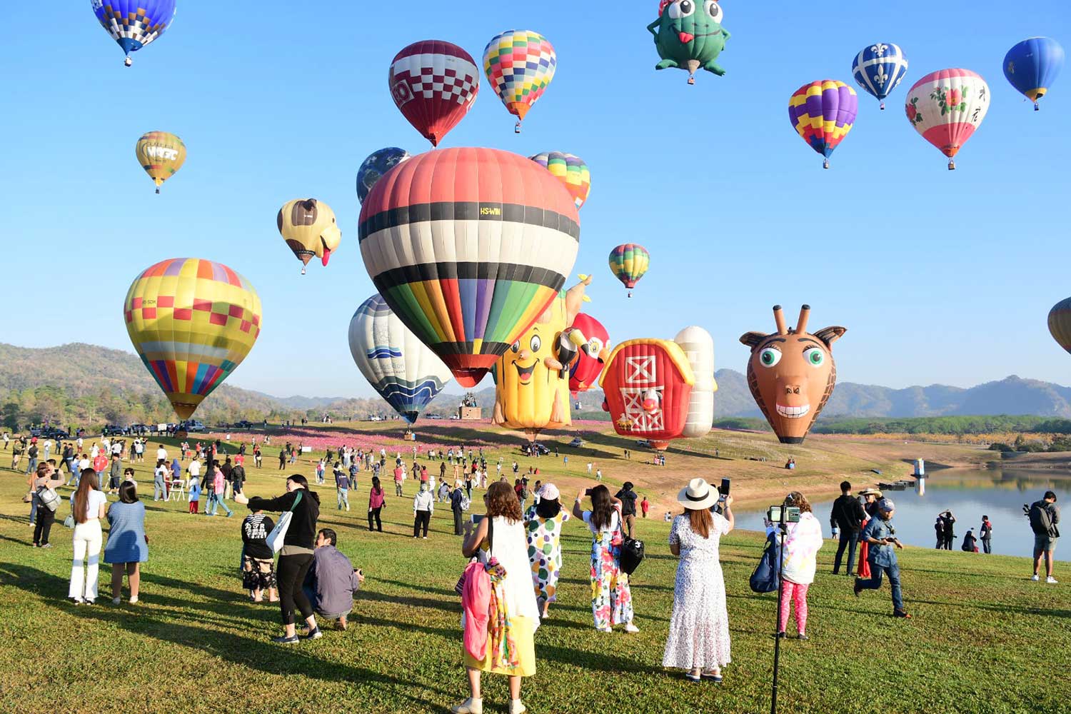Twenty-five couples tie the knot in hot-air balloons above Chiang Rai on Valentine's Day. (Photo by Chinpat Chaimon) Twenty-five couples tie the knot in hot-air balloons above Chiang Rai on Valentine's Day. (Photo by Chinpat Chaimon)