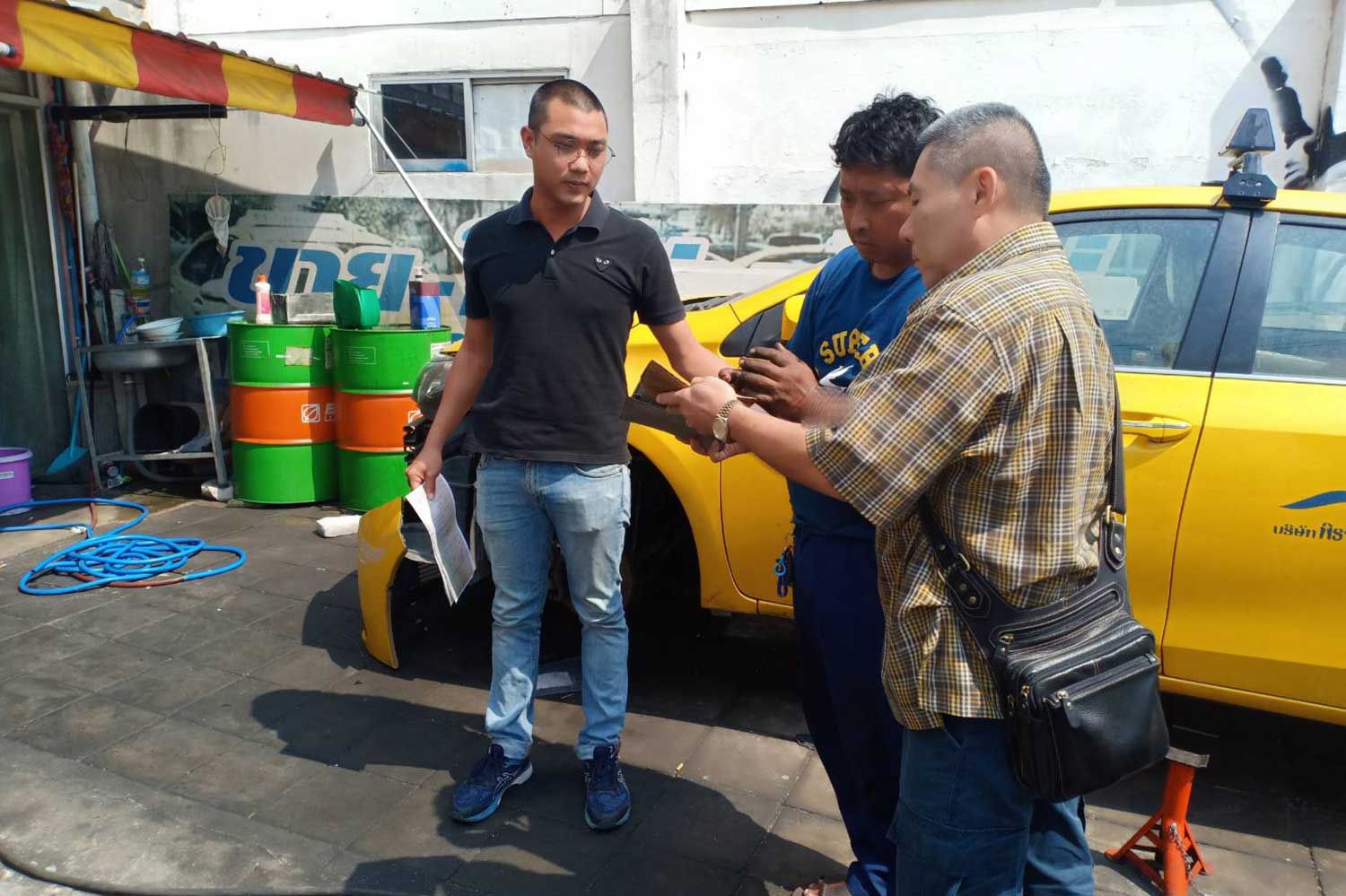 Plainclothes officers from the Crime Suppression Division serve an arrest warrant on taxi driver Chaiyot Pantaeng, 42, centre, for allegedly detaining and raping a woman in May, 2017. He was caught at a taxi garage in Bangkok's Bung Kum district on Tuesday. (Photo: CSD) Plainclothes officers from the Crime Suppression Division serve an arrest warrant on taxi driver Chaiyot Pantaeng, 42, centre, for allegedly detaining and raping a woman in May, 2017. He was caught at a taxi garage in Bangkok's Bung Kum district on Tuesday. (Photo: CSD)