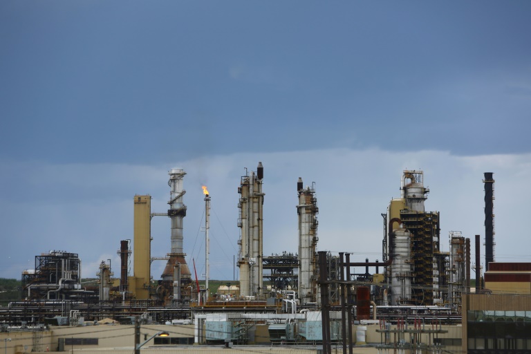 An oil sands mine in Alberta. The Canadian province's leaders had welcomed Teck's planned project but environmentalists had denounced its impact on the environment An oil sands mine in Alberta. The Canadian province's leaders had welcomed Teck's planned project but environmentalists had denounced its impact on the environment