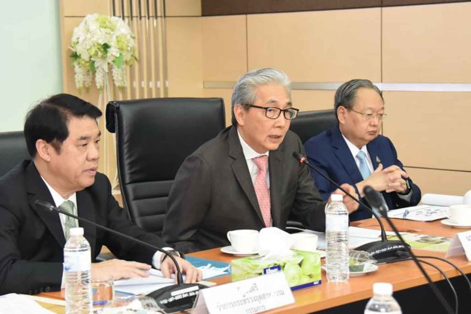 From left, Industry Minister Suriya Jungrungreangkit, Deputy Prime Minister Somkid Jatusripitak and Energy Minister Sontirat Sontijirawong announce the government's dream to make Thailand a regional production base of electric vehicles, at Government House in Bangkok on Wednesday. (Photo courtesy of the Industry Ministry)