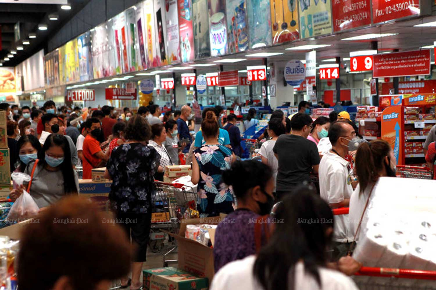 Shoppers throng a Makro outlet in Bangkok on Saturday afternoon as the rush to stock up intensifies ahead of an expanded shutdown starting on Sunday. (Photo by Wichan Charoenkiatpakul)