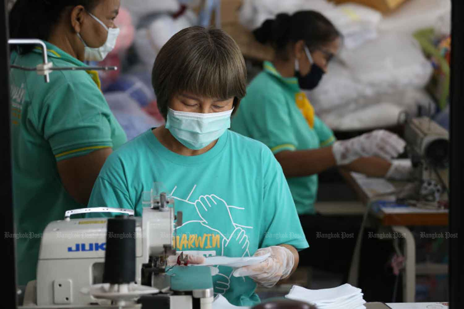 Workers at Marwin Garment factory in Sai Mai district of Bangkok make cloth masks for free handouts on Tuesday. (Photo by Varuth Hirunyatheb)