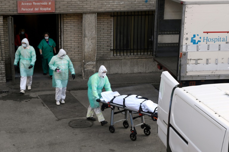 A health worker carries a body on a stretcher outside Gregorio Maranon hospital in Madrid, Spain. (Photo: AFP) A health worker carries a body on a stretcher outside Gregorio Maranon hospital in Madrid, Spain. (Photo: AFP)