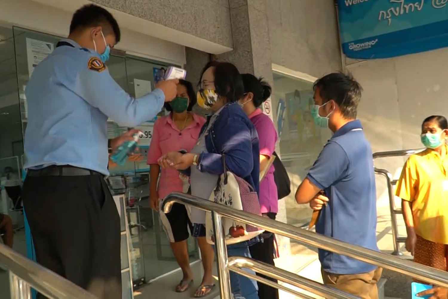 People queue up at a Krungthaibank branch in Chai Nat province on Monday to open bank accounts to receive Covid-related aid from the government. (Photo: Chudet Seehawong)