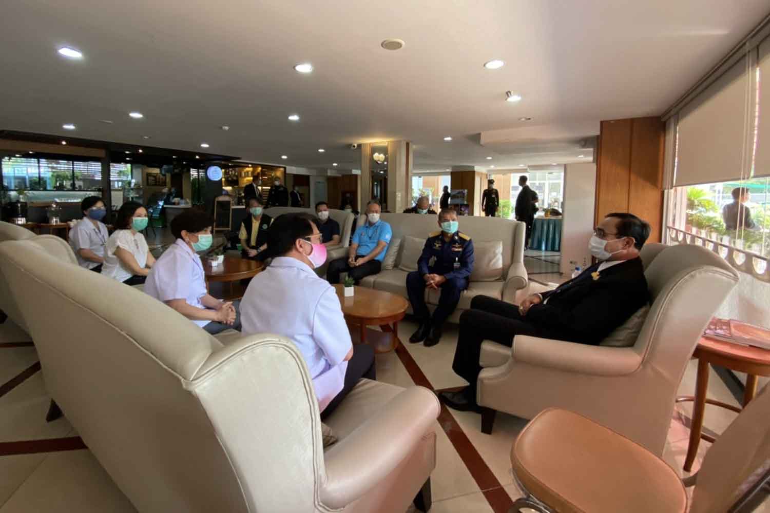 Prime Minister Prayut Chan-o-cha, right, visits Patra Hotel in Bangkok on Wednesday. The hotel offers a quarantine service for Thai returnees. (Government House photo)