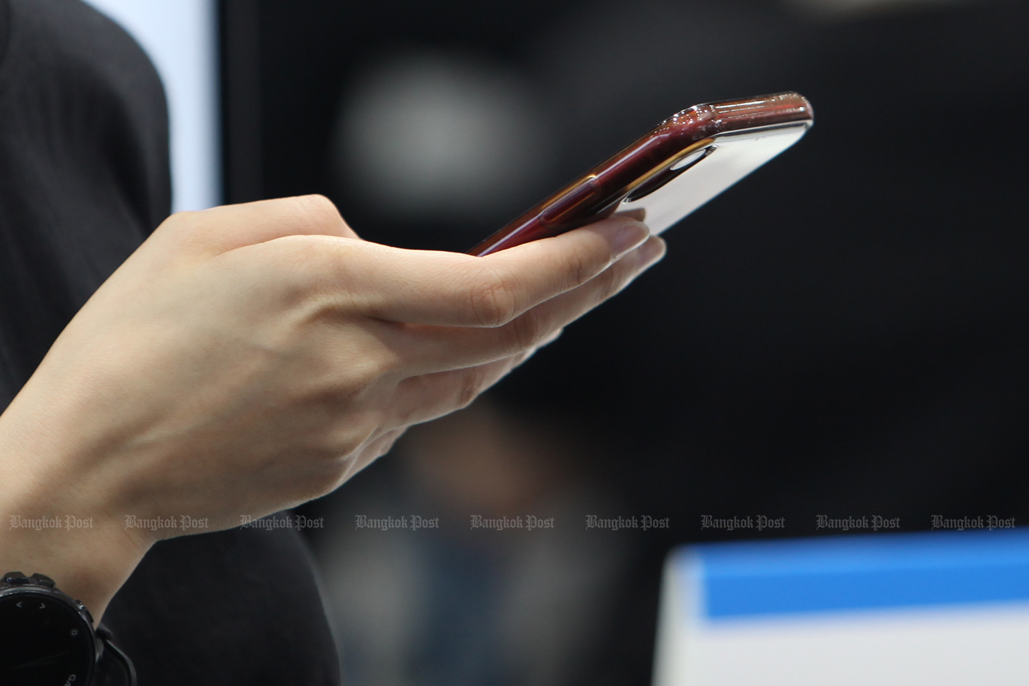 Three major mobile operators have shrugged off requests from the National Broadcasting and Telecommunications Commission to lower service fees. Three major mobile operators have shrugged off requests from the National Broadcasting and Telecommunications Commission to lower service fees.