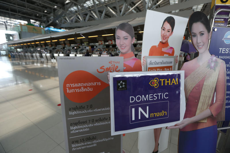 Check-in counter for passengers at the Suvarnabhumi airport passenger terminal is totally empty, as the outbreak hits the overall tourism industry. (Photo by Varuth Hirunyatheb)