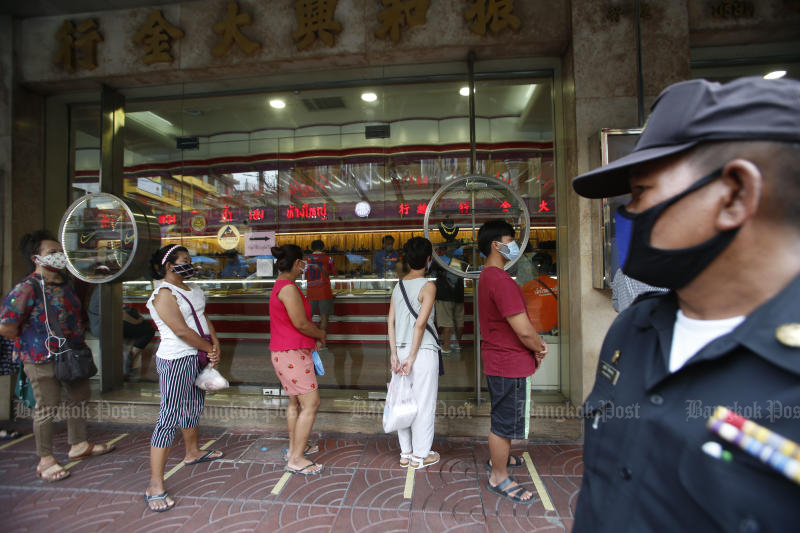 A large queue forms in front of a gold shop in Yaowarat on Wednesday. (Photo by Pornprom Satrabhaya) A large queue forms in front of a gold shop in Yaowarat on Wednesday. (Photo by Pornprom Satrabhaya)