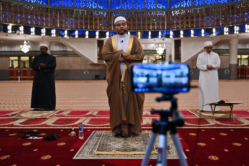 Muslim clerics practice social distancing while reciting terawih evening prayer at the National Mosque broadcast live stream on the first day of the Muslim holy month of Ramadan in Kuala Lumpur on April 24, 2020. (AFP photo)