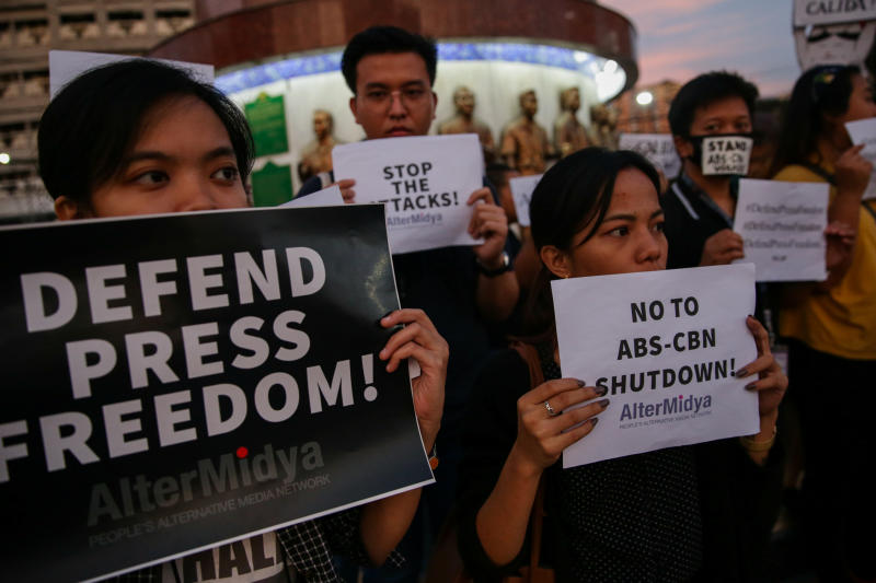 Supporters of ABS-CBN, the country's top broadcast network, hold a rally against the Philippine government's move to scrap its franchises, in Quezon City, Metro Manila, Philippines, Feb 10, 2020. (Reuters file photo) Supporters of ABS-CBN, the country's top broadcast network, hold a rally against the Philippine government's move to scrap its franchises, in Quezon City, Metro Manila, Philippines, Feb 10, 2020. (Reuters file photo)