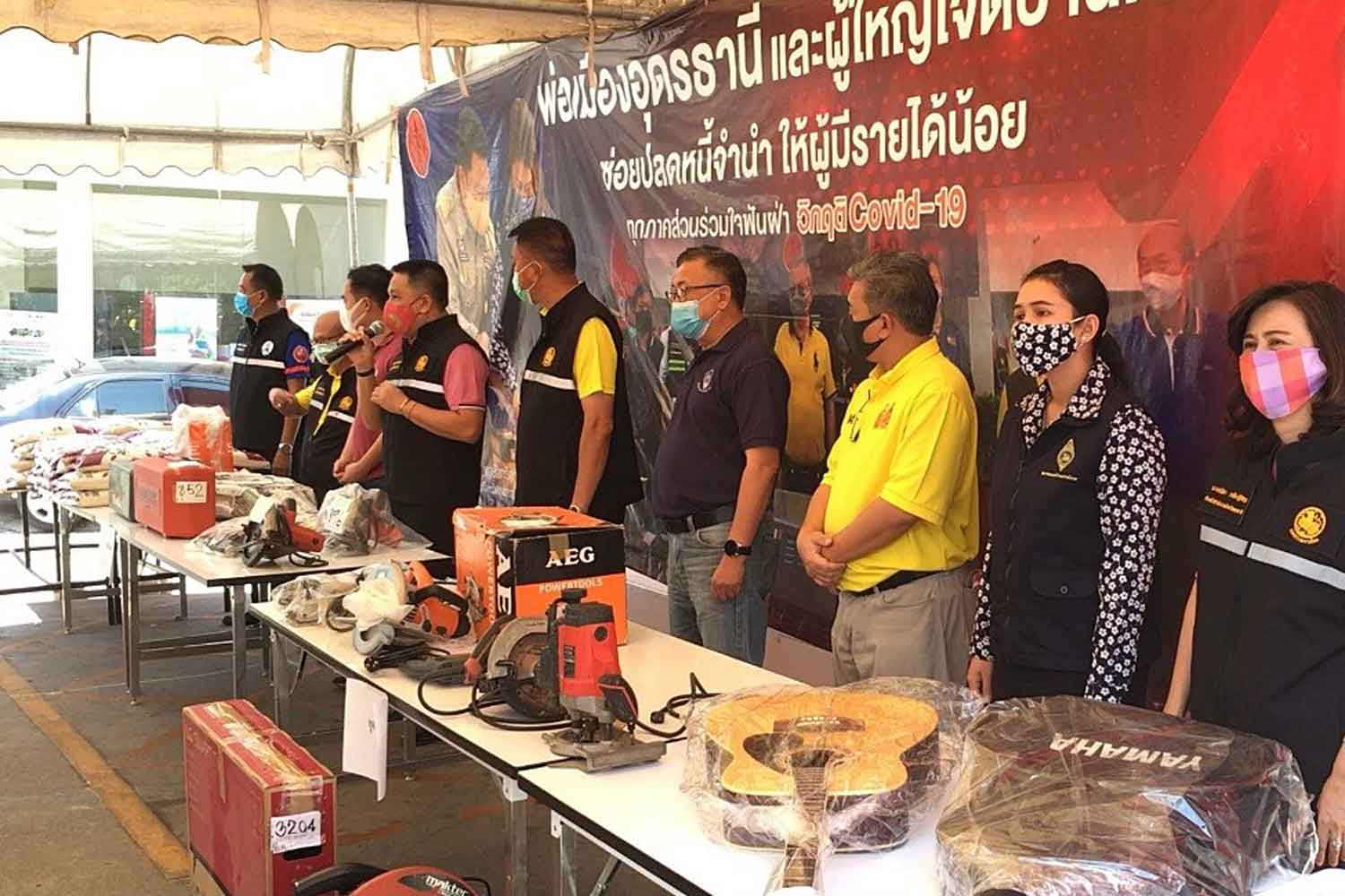 A ceremony is held at a pawnshop in Udon Thani to return work tools to their owners. (Photo: Yuttapong Kumnodnae)