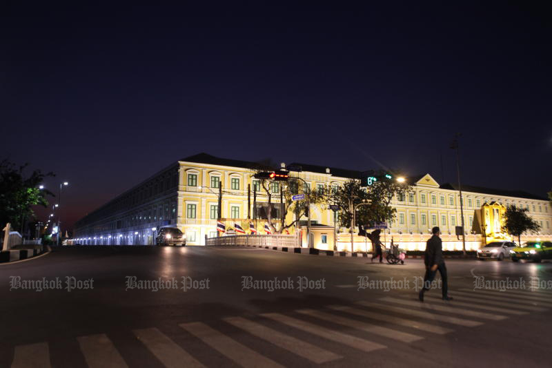 The area near the Defence Ministry is quiet two hours after the curfew began at 10pm on April 22, 2020. (Photo by Arnun Chonmahatrakool)