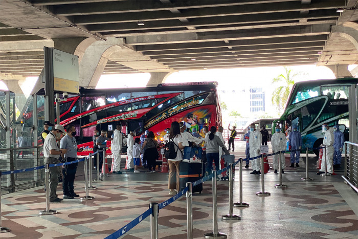 251 stranded Thais, 20 feverish, fly home from London