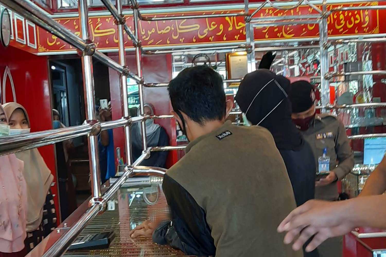 The two suspects during a crime re-enactment at the Ritwan gold shop in Narathiwat's Bacho district on Tuesday.  (Photo:Waedao Harai)