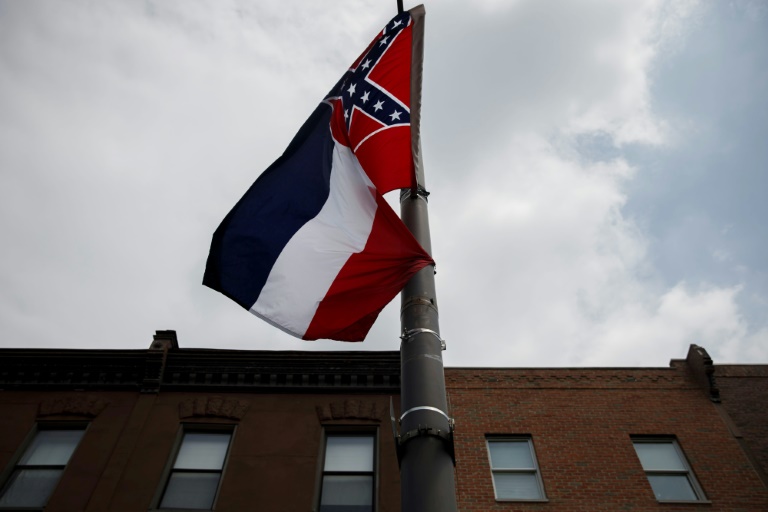 Mississippi votes to remove Confederate symbol from state flag