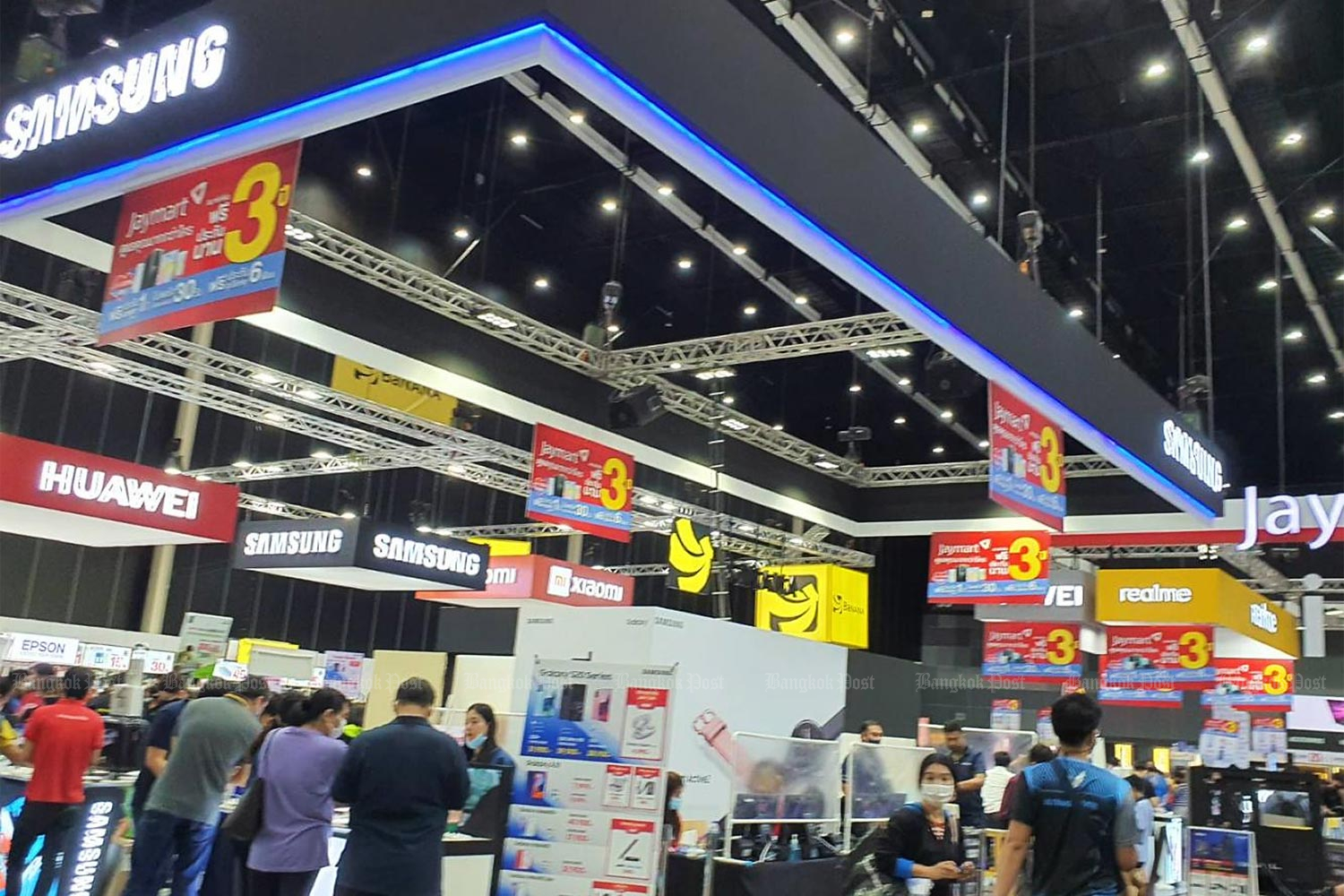 Buyers brave Thailand Mobile Expo