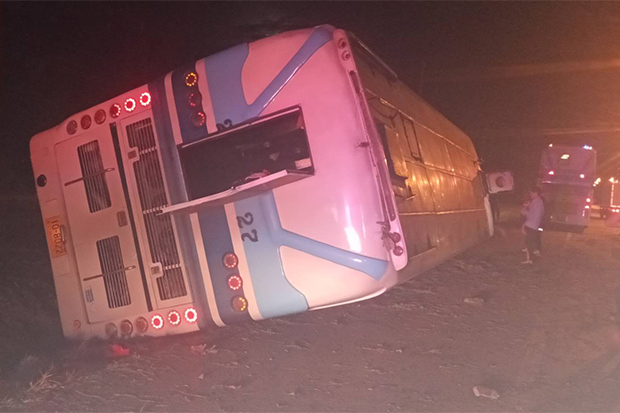 The overturned Charn Tour bus blocks the main highway in Sung Noen district of Nakhon Ratchasima early on Friday. (Photo: Prasit Tangprasert) The overturned Charn Tour bus blocks the main highway in Sung Noen district of Nakhon Ratchasima early on Friday. (Photo: Prasit Tangprasert)