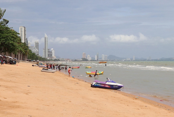 Pattaya beaches quiet at start of long holiday