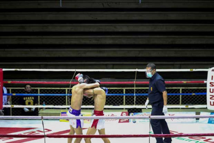 Boxing matches resume after lockdown, but audiences stay home