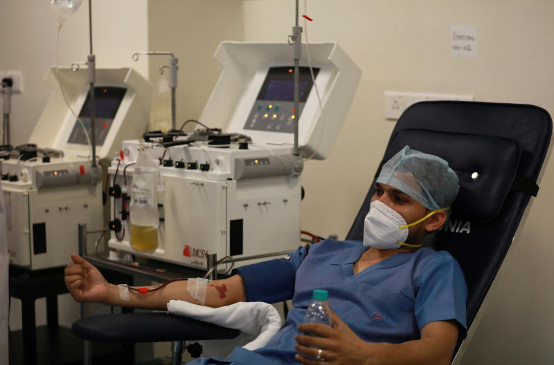 A plasma donor is seen at the newly inaugurated plasma bank at the state-run Institute of Liver and Biliary Sciences hospital for treatment of patients suffering from the coronavirus disease (Covid-19), amidst the spread of the disease in New Delhi, India, July 2, 2020. (Reuters photo) A plasma donor is seen at the newly inaugurated plasma bank at the state-run Institute of Liver and Biliary Sciences hospital for treatment of patients suffering from the coronavirus disease (Covid-19), amidst the spread of the disease in New Delhi, India, July 2, 2020. (Reuters photo)