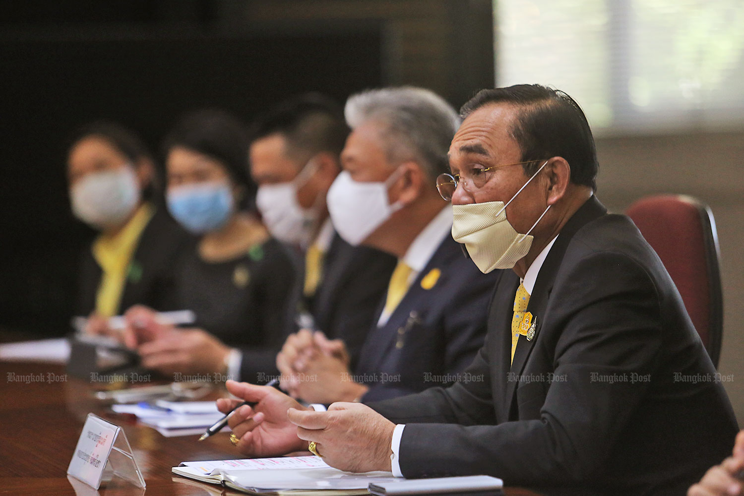 Prime Minister Prayut Chan-o-cha leads a government team on a visit to Bangkok Post Plc at its head office on Wednesday where they discussed how to improve national development and move the country forward. The team met Suthikiati Chirathivat, chairman of the board of directors, directors and the editorial team. (Photos by Wichan Charoenkiatpakul)