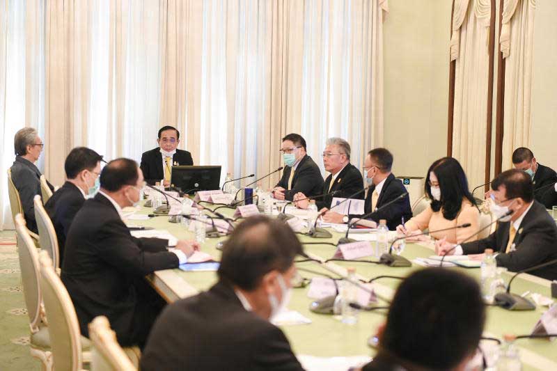 Prime Minister Prayut Chan-o-cha chairs the meeting on economy recovery from the Covid-19 pandemic at Government House on Friday. (Government House photo)