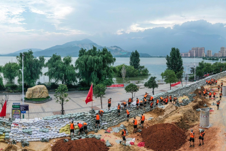 Chinese soldiers erect a sandbag barrier along the shore of Poyang lake after heavy seasonal rains in Jiujiang, in China's central Jiangxi province. Chinese soldiers erect a sandbag barrier along the shore of Poyang lake after heavy seasonal rains in Jiujiang, in China's central Jiangxi province.