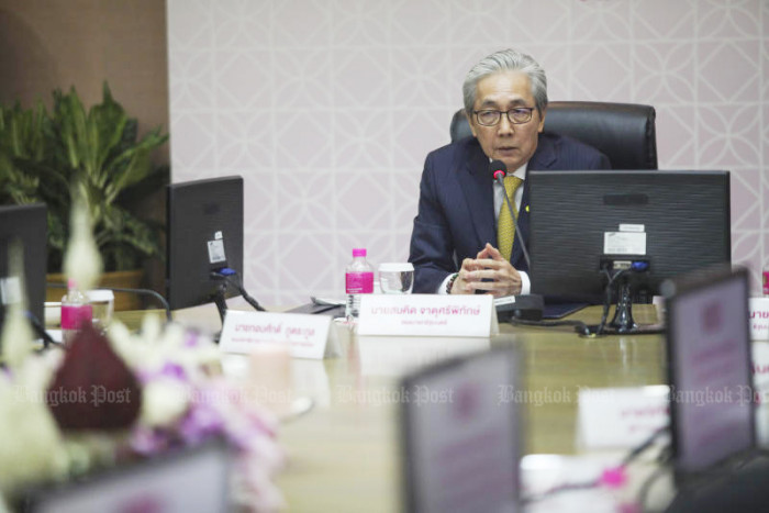 Somkid, his team to resign