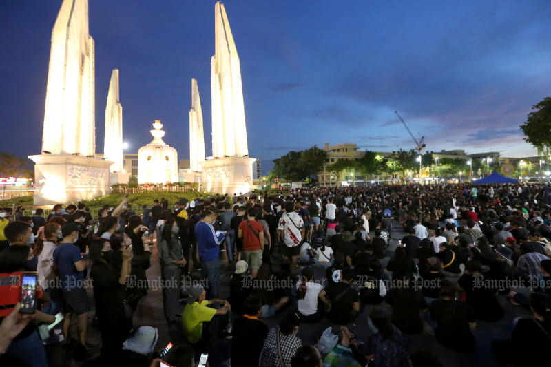 Protesters from the Student Union of Thailand and the Free Youth group ended their anti-government rally at the Democracy Monument on Saturday night. (Photo by Wichan Charoenkiatpakul)