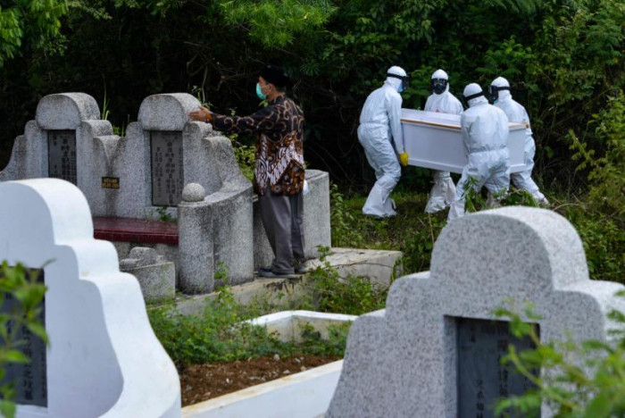 Bangkok Post - Indonesia logs 2nd-highest daily rise in Covid deaths