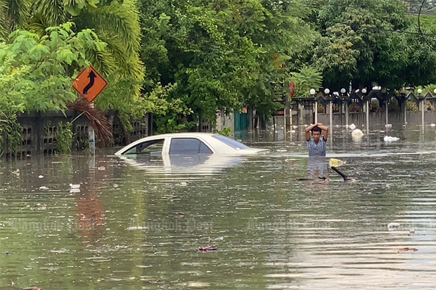 Niyom Kongsan's flooded car in Nong Yai community of Bang Lamung district of Chon Buri, after torrential rain in Pattya and other areas on Wednesday. (Photo: Chaiyot Phupattanapong)