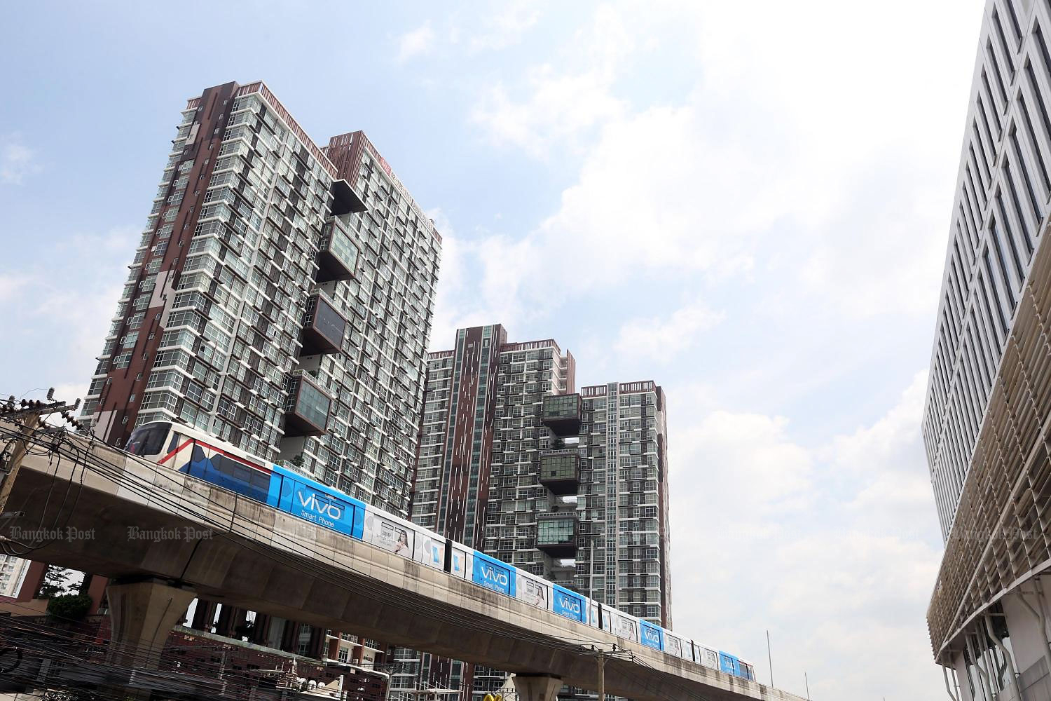 High-rise condominiums along Bang Na BTS station. Locations along new mass transit lines actually saw prices rise. (Photo by Weerawong Wongpreedee) High-rise condominiums along Bang Na BTS station. Locations along new mass transit lines actually saw prices rise. (Photo by Weerawong Wongpreedee)