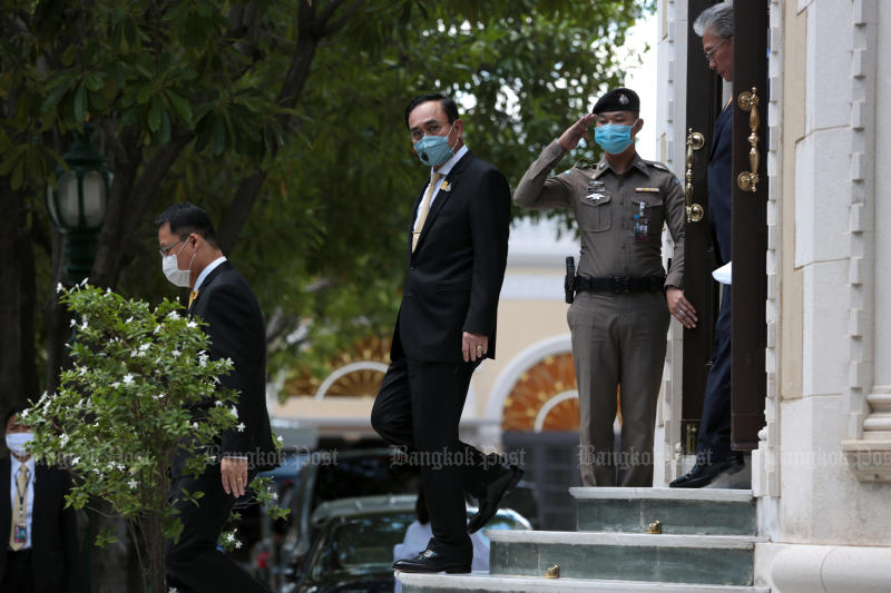 Prime Minister Prayut Chan-o-cha leaves Government House and refuses to talk about a cabinet reshuffle on July 17, 2020. (Photo by Chanat Katanyu) Prime Minister Prayut Chan-o-cha leaves Government House and refuses to talk about a cabinet reshuffle on July 17, 2020. (Photo by Chanat Katanyu)